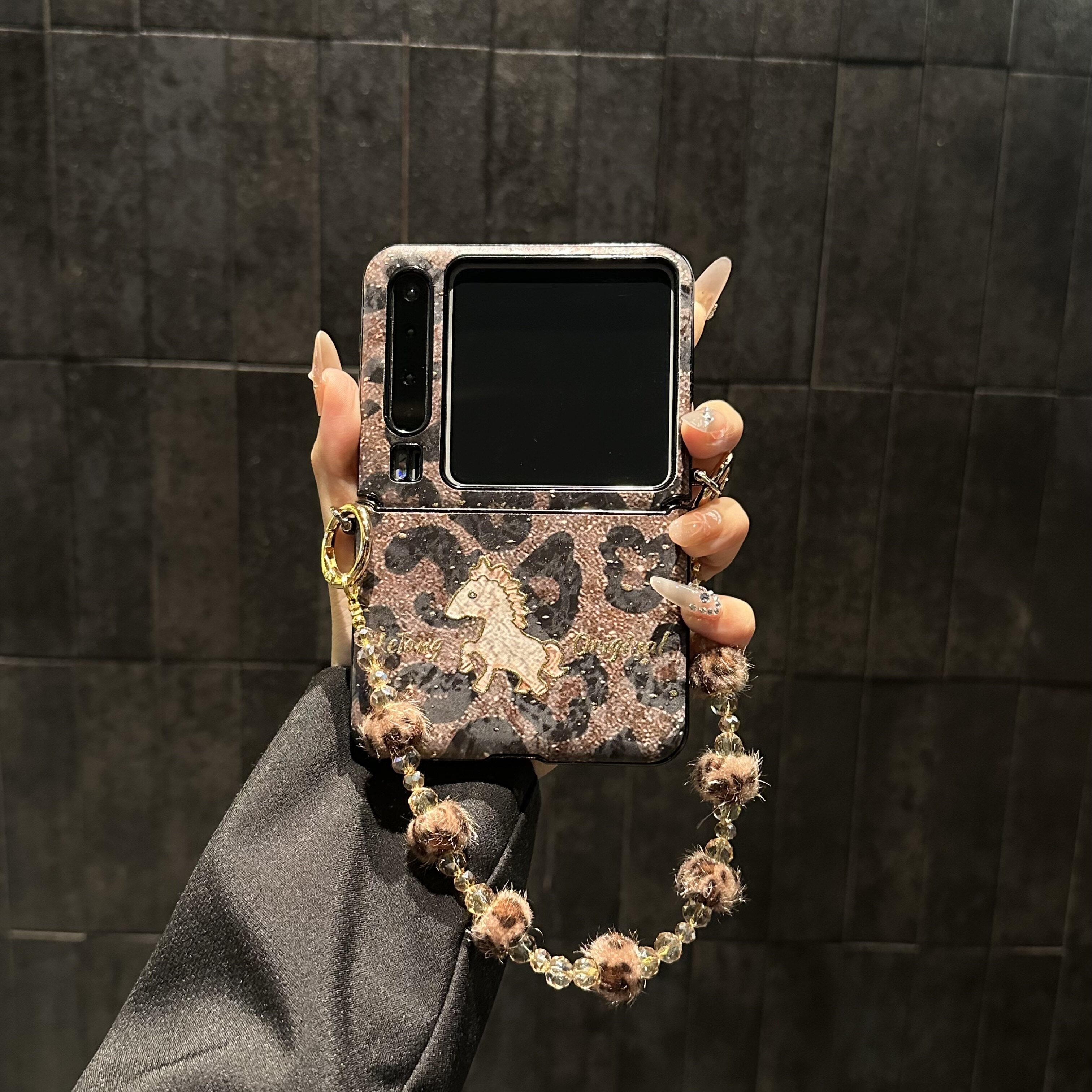 又被“奢华手机壳”洗脑了？你真需要一条毛球手提链吗？_手机保护套_淘宝数码网