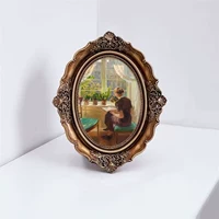 Человек, читающий книгу (ретро цвет)