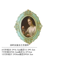 Девушка поливает цветы (зеленая трава)