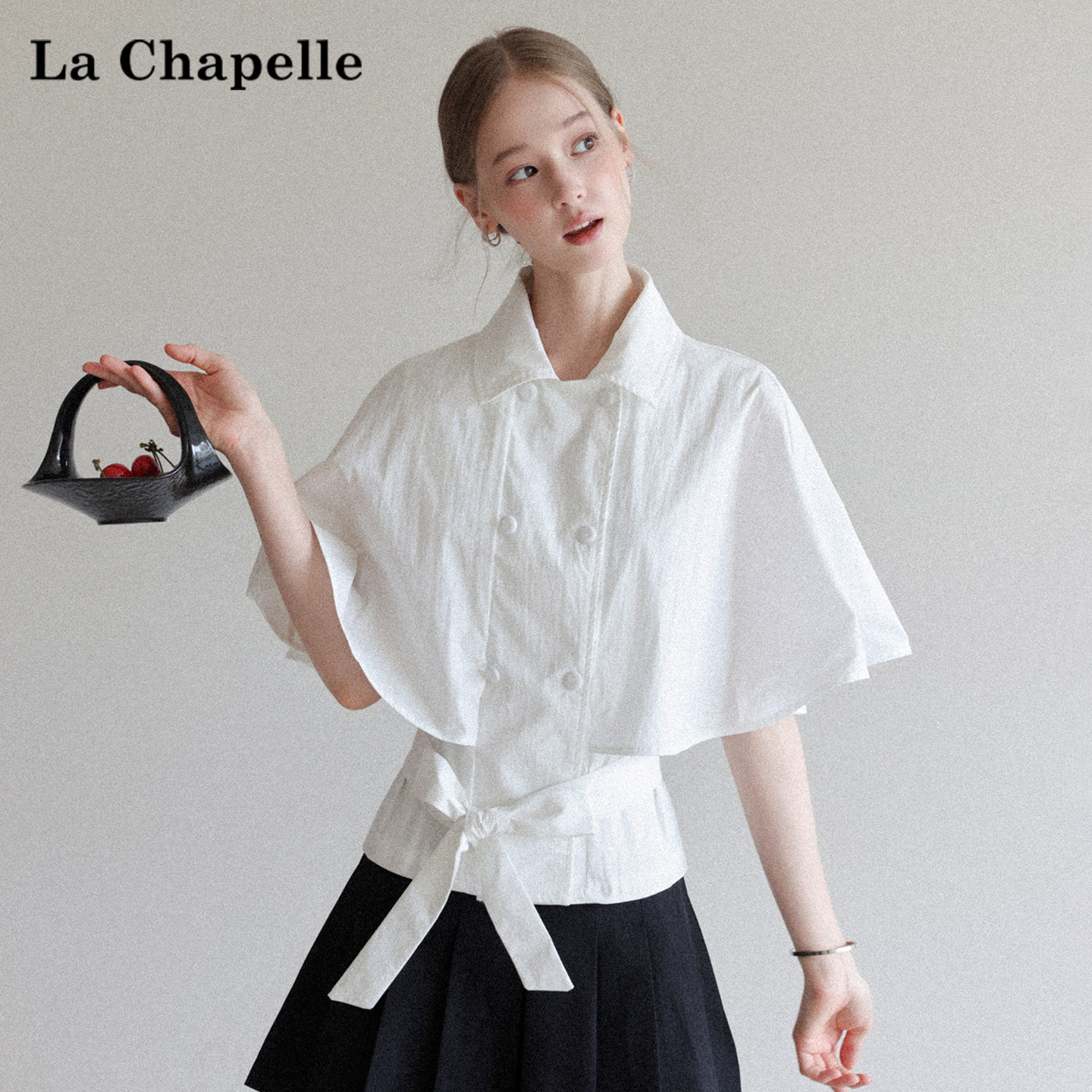 La Chapelle French-style bow collar cape shirt for women, 2026 summer two-piece fitted waist short top.