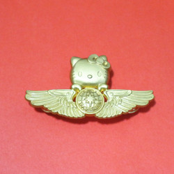 ຈັດສົ່ງຟຣີ EVA Air hello kitty Hello Kitty wings badge stewardess pilot badge pin brooch