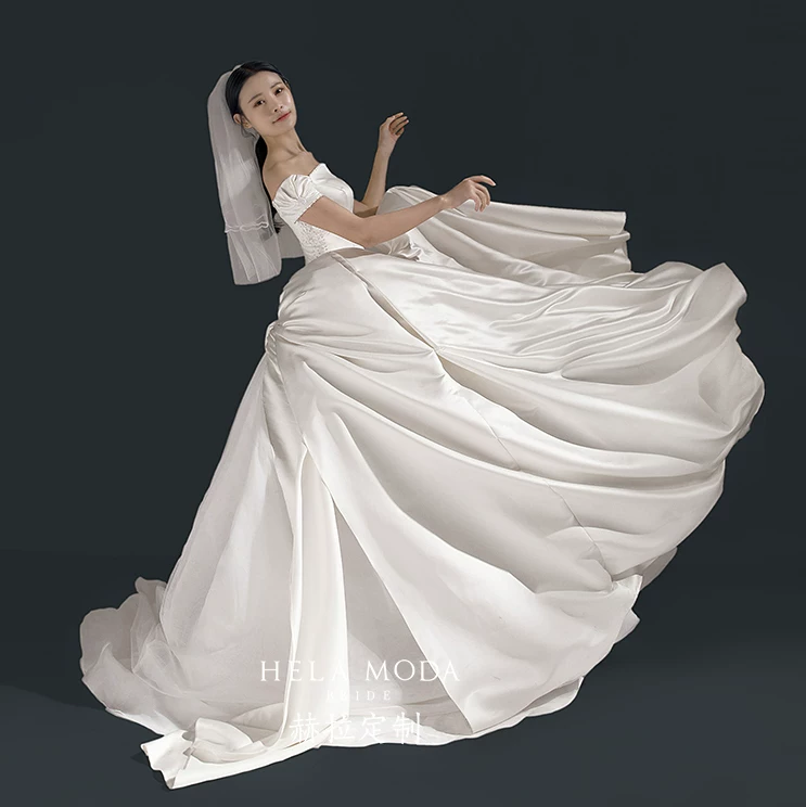 赫拉定制 2022 Original "West Window Candle" retro court, shoulder pearl is thin and big drag -tail main wedding dress