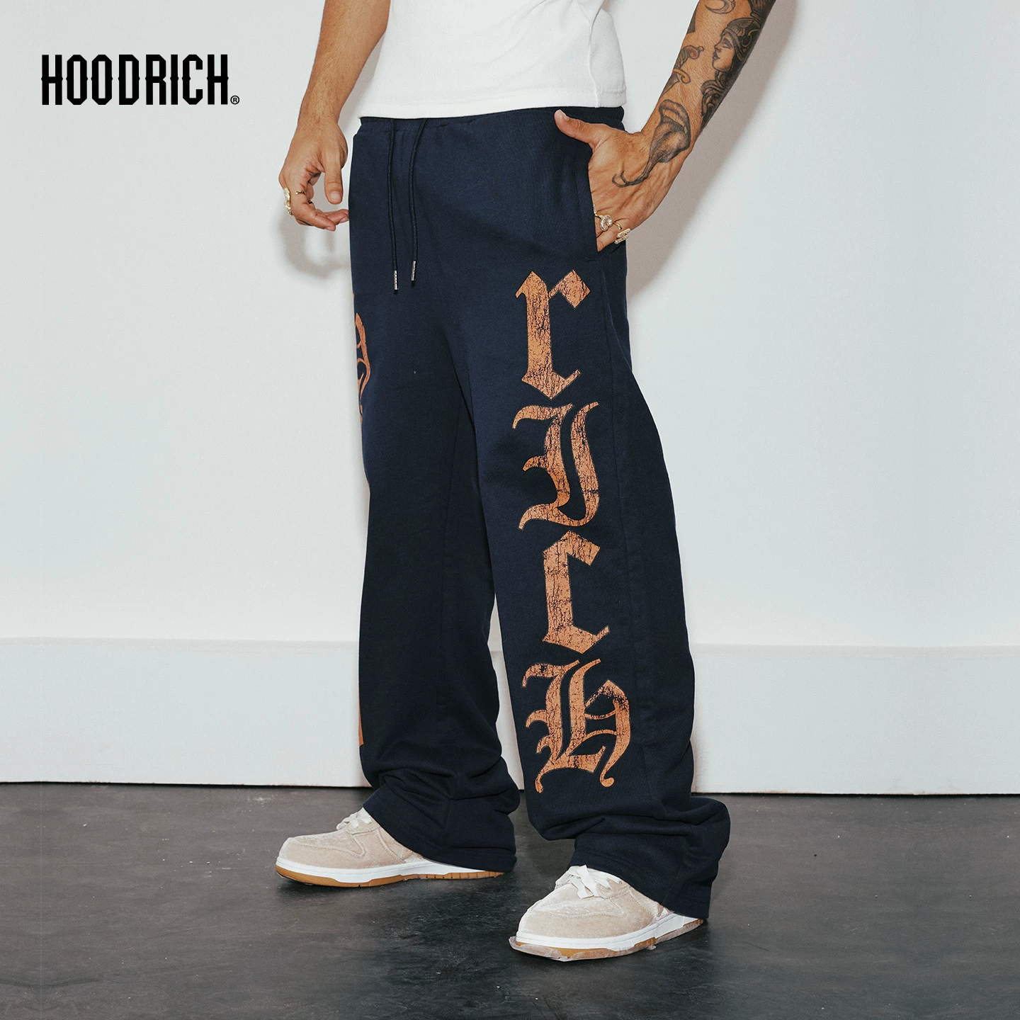 Стильные брюки HOODRICH оранжевого цвета для демисезона, свободный прямой покрой