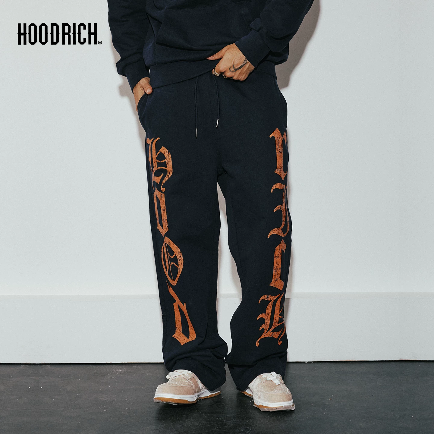 Стильные брюки HOODRICH оранжевого цвета для демисезона, свободный прямой покрой