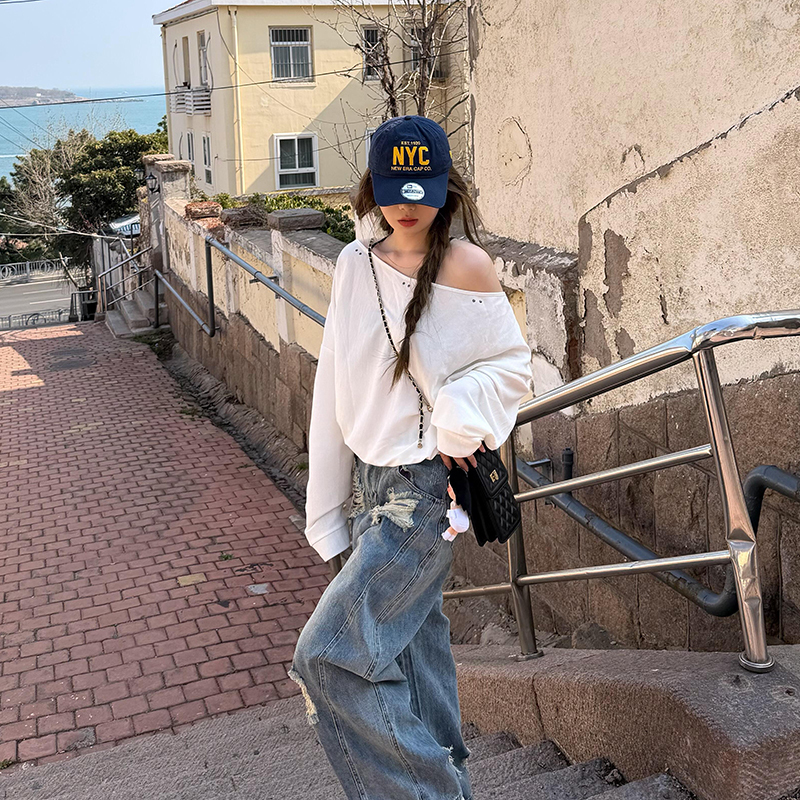 Jiuxing's Design Is Slimming and Stunning, a White Off-Shoulder Long-Sleeve T-Shirt for Women, a Summer Casual, Fashionable and Gentle Top