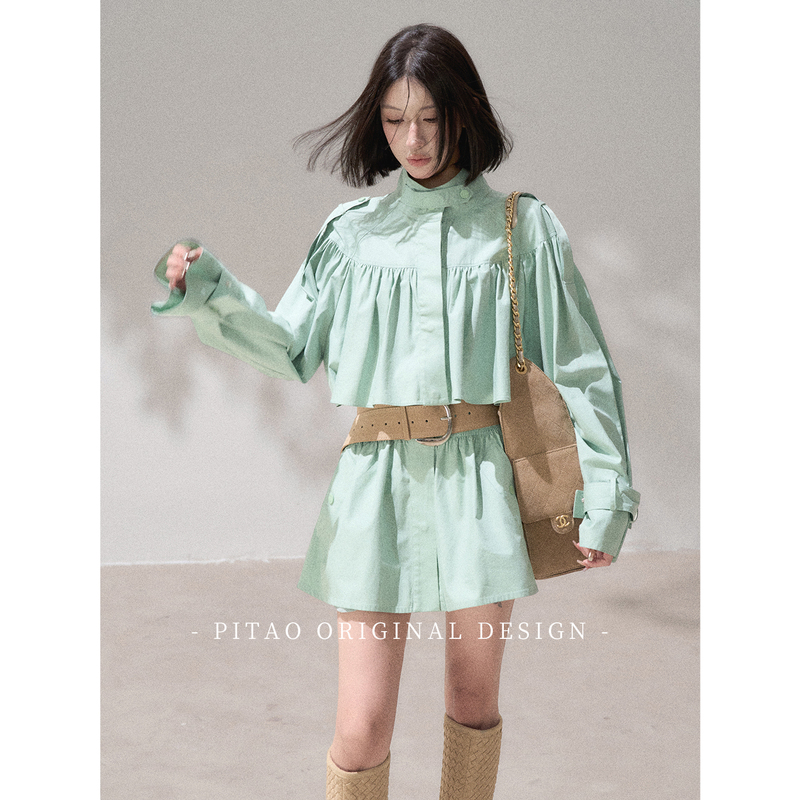 Pitao Original Design, Wind-Blown London Style, Stand-Up Collar, Workwear Silhouette, Shoulder Straps, Waist-Cinching, Pleated Cape Trench Coat for Women Pitao Original Design, Wind-Blown London Style, Stand-Up Collar, Workwear Silhouette, Shoulder Straps, Waist-Cinching, Pleated Cape Trench Coat for Women