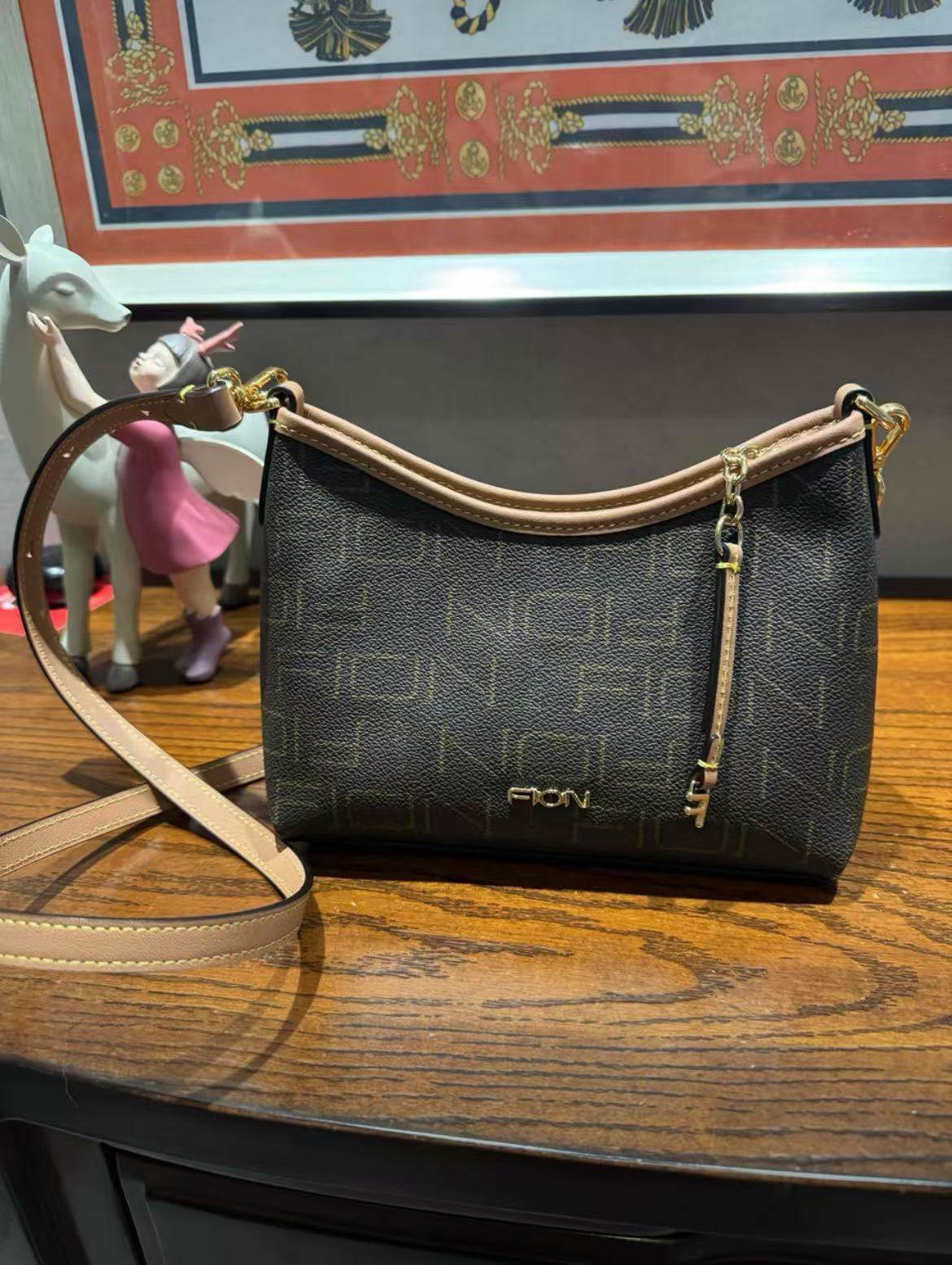 Fion/菲妮女包素牌臂腋包女通事休闲复古枕包单肩跨穿包