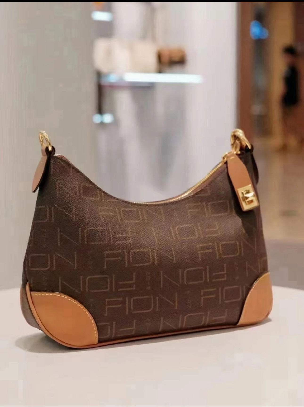 Fion レディースハンドバッグ 2025年新作アンダーアームバッグ、欧米ファッション、正規品、モノグラムバッグ、ショルダーバッグ、クロスボディバッグ。