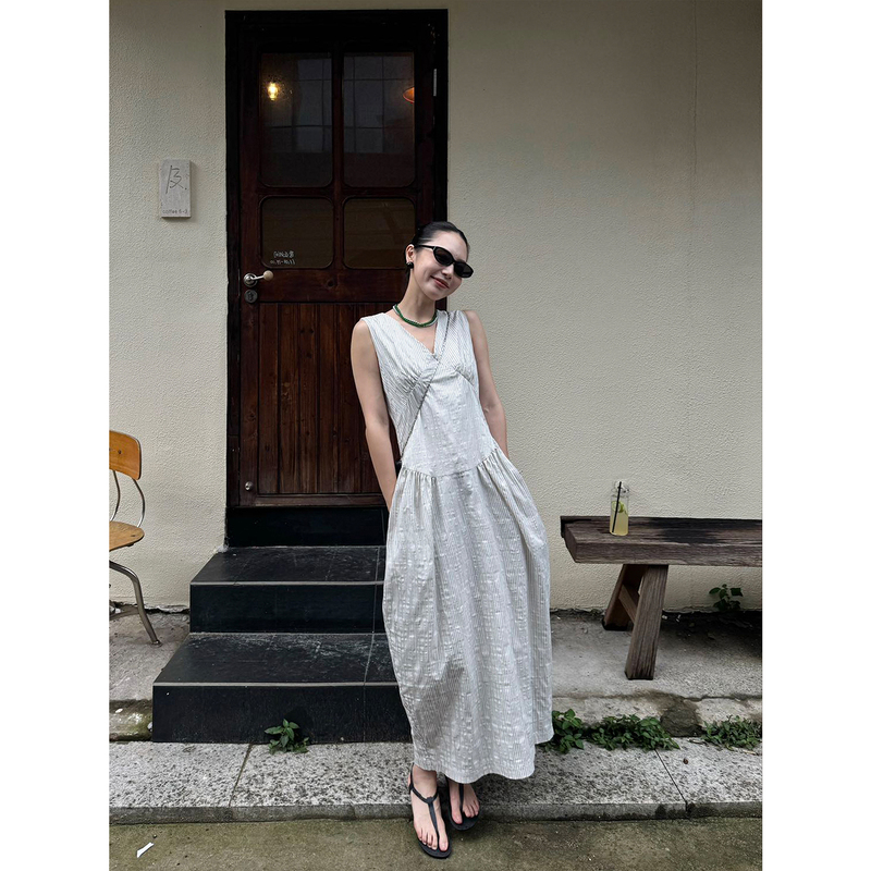 【Aurasahi】French Gentle Style Vertical Striped Long Dress, Pleated Waist, Large Hem, Slimming Dress That Hides Flaws 【Aurasahi】French Gentle Style Vertical Striped Long Dress, Pleated Waist, Large Hem, Slimming Dress That Hides Flaws