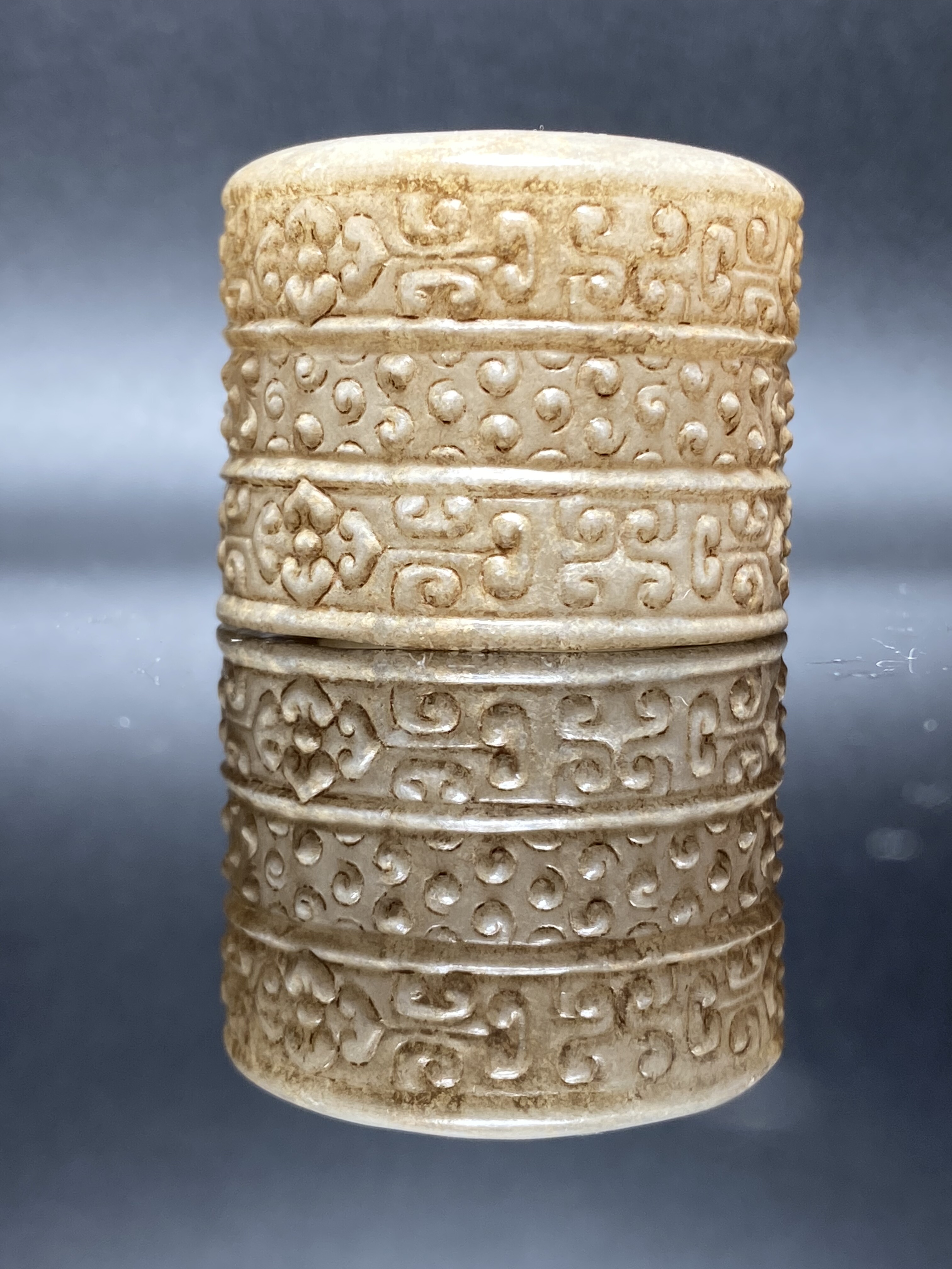 什么是旧藏高古和田玉卷草纹扳指？它有哪些收藏价值和注意事项？