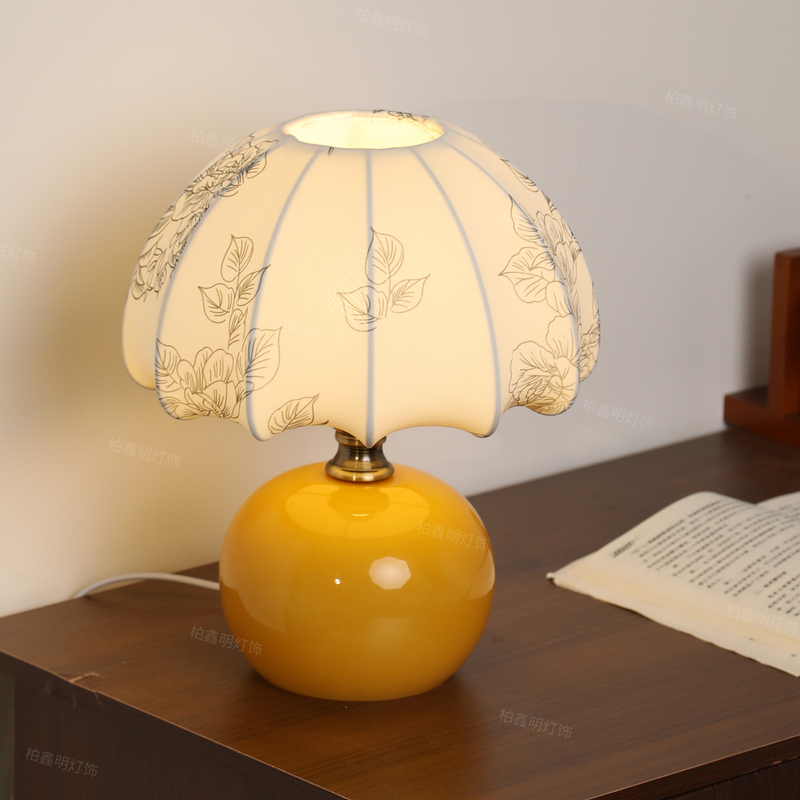 2026 New Ceramic Small Table Lamp, French Retro Style, Warm Atmosphere for Master Bedroom, Study Decoration, Creative Bedside Lamp