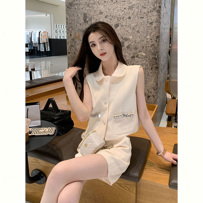 A Very Stylish Summer Outfit, a Complete Ootd Set That Makes You Look Younger and More Elegant, with a Chanel-Inspired Sleeveless Shorts Two-Piece Set for Women