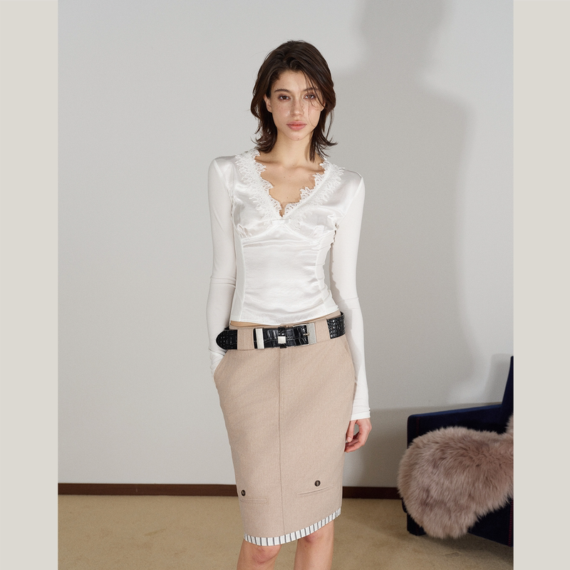 Winnin Jan Lyocell Low V-Neck Contrasting Material Splicing Lace Slim-Fit Long-Sleeve Base Layer Winnin Jan Lyocell Low V-Neck Contrasting Material Splicing Lace Slim-Fit Long-Sleeve Base Layer