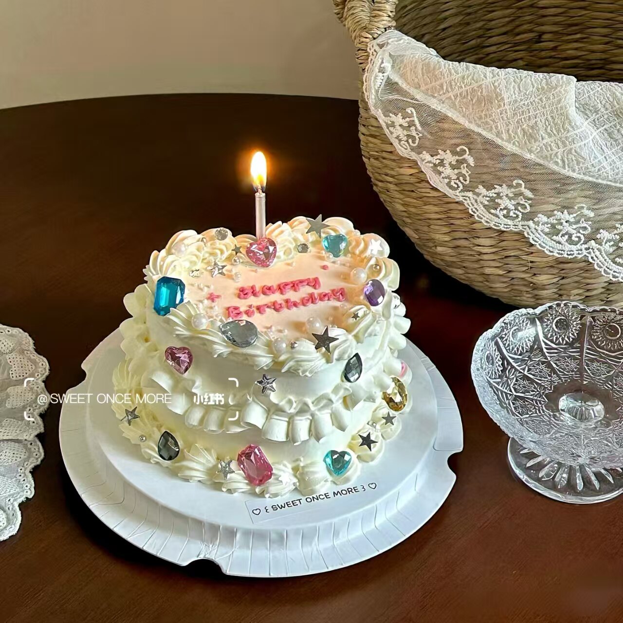 韓国風のミニマルなダイヤモンドスターケーキデコレーション。スパンコールの五芒星とカラフルな宝石があしらわれ、お菓子作りに最適です。