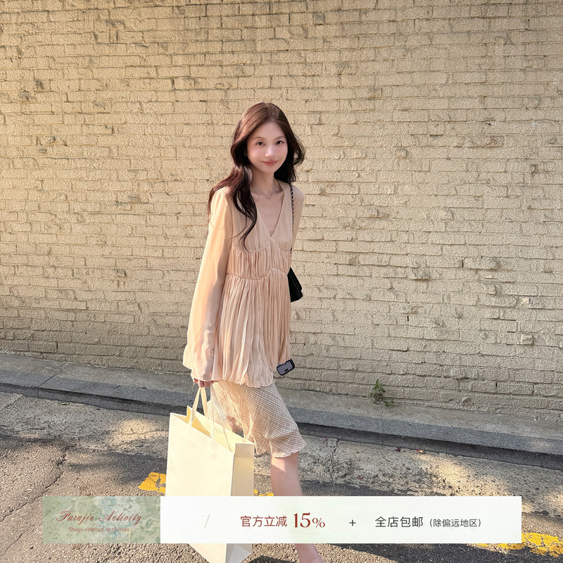 For Jie Shijie, the "Cloud Draping Streamside" V-Neck Pleated Gentle Chiffon Blouse for Women, Summer Ruched Flared Long-Sleeve Top For Jie Shijie, the "Cloud Draping Streamside" V-Neck Pleated Gentle Chiffon Blouse for Women, Summer Ruched Flared Long-Sleeve Top