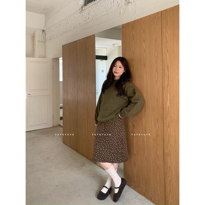 Plus-Size Women's Coffee-Colored Polka Dot Lace Skirt and Sweater Set for Autumn, Featuring a Round Neck and a Relaxed, Slimming Look Plus-Size Women's Coffee-Colored Polka Dot Lace Skirt and Sweater Set for Autumn, Featuring a Round Neck and a Relaxed, Slimming Look