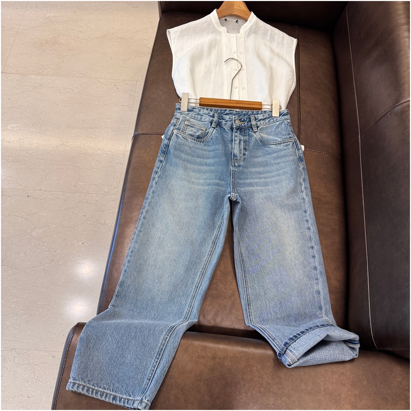M0 Tail, Light Blue, Eight or Nine-Point Length Jeans The Actual Color Looks Very Good.