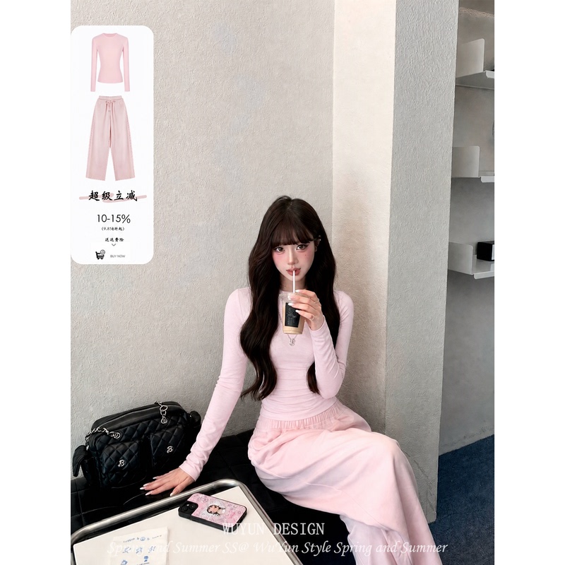 Pink Slim-Fit Base Shirt and Korean-Style Casual Sweatpants Set, Perfect for a Relaxed and Youthful Look in Autumn Pink Slim-Fit Base Shirt and Korean-Style Casual Sweatpants Set, Perfect for a Relaxed and Youthful Look in Autumn