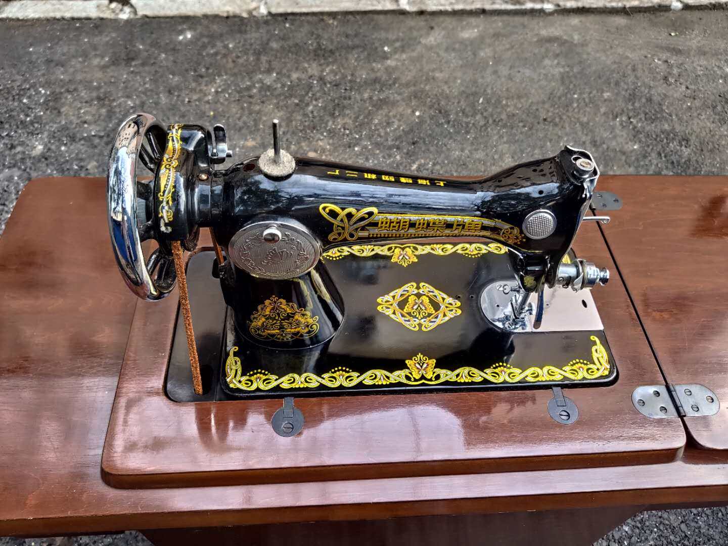 Very Xinxiang 80 s old butterfly sewing machine five buckets under the box clothing store window decorations