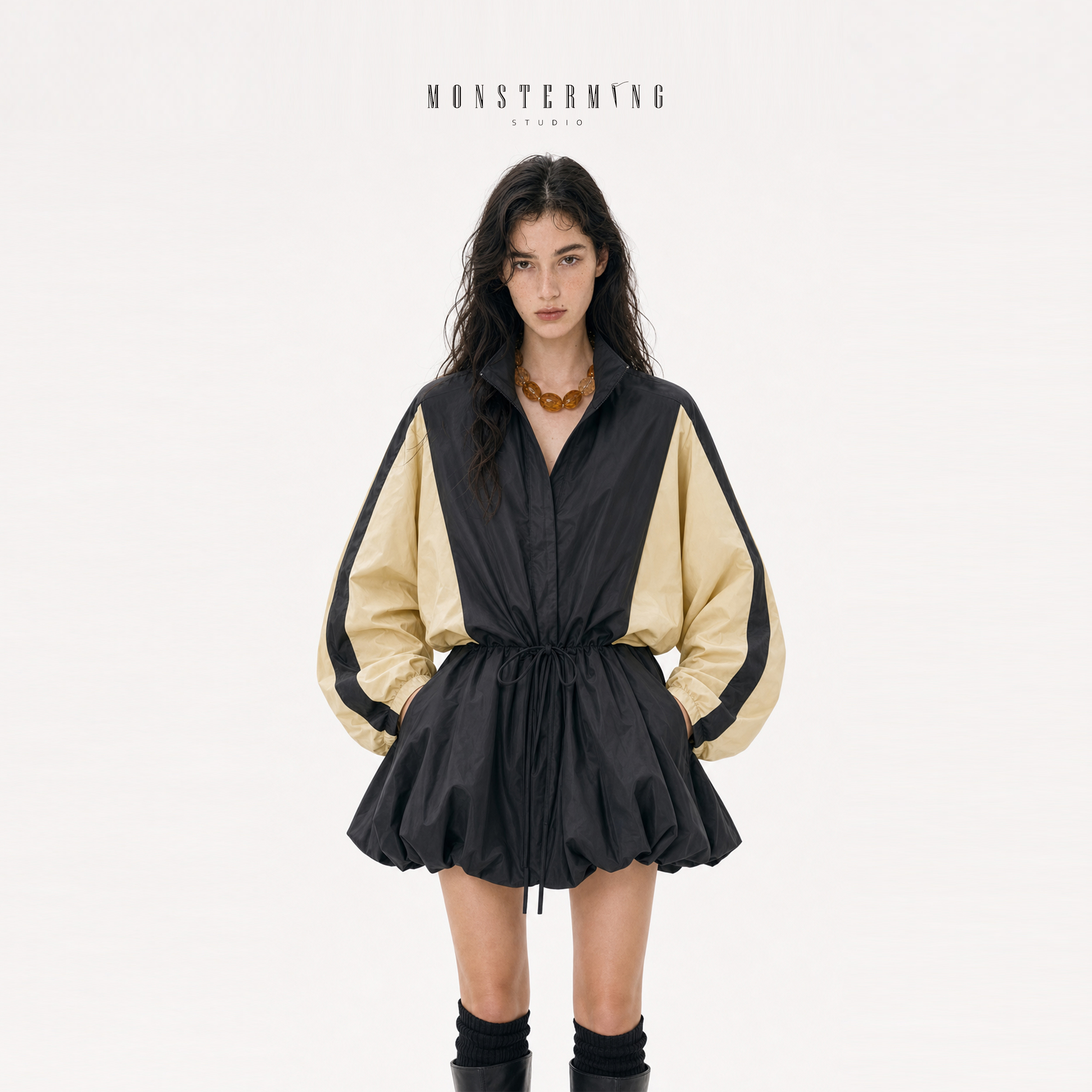 Monsterming Studio ชุดเดรสเย็บปะหลากสีสไตล์แอปรู พร้อมเอวผูก ตัวเสื้อทรงสปอร์ต กระโปรงฟูฟ่อง