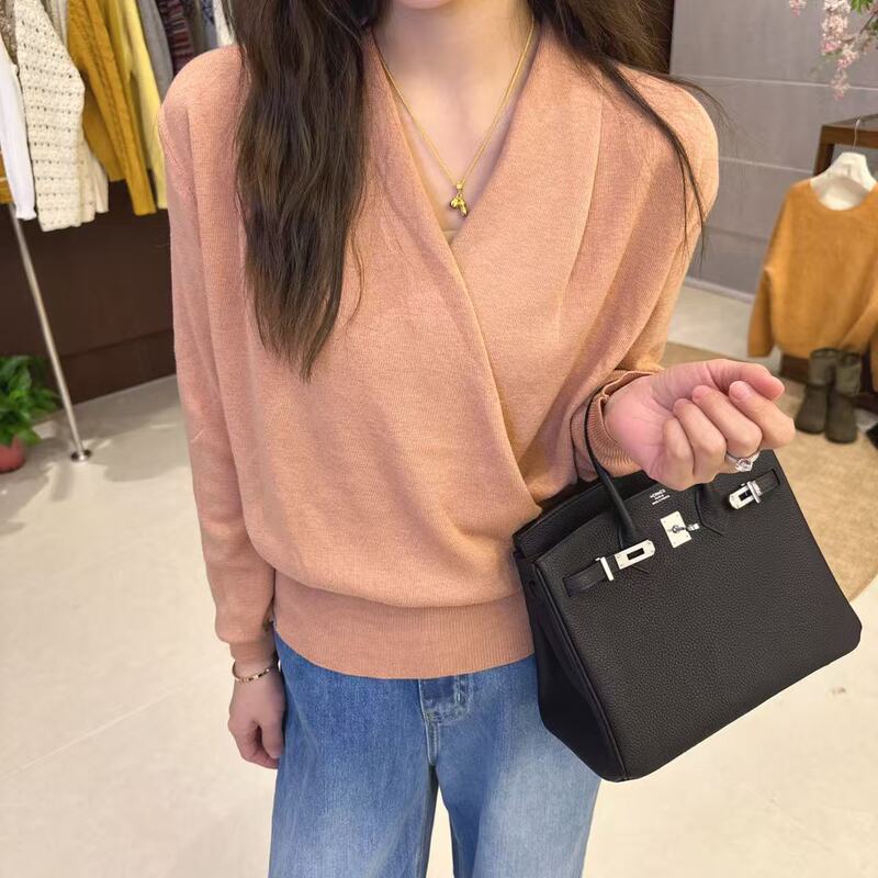 2601 Early Autumn Special Korean Style V-Neck Small Design Top (Length 55cm, Bust 118cm) 8.21 2601 Early Autumn Special Korean Style V-Neck Small Design Top (Length 55cm, Bust 118cm) 8.21