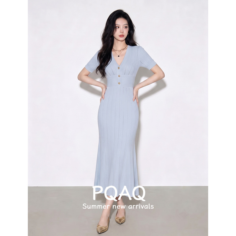 2026 Summer Women's Blue V-Neck Slim-Fit Ice Silk Knitted Fishtail Dress Pear-Shaped Body Berkeley Dress 2026 Summer Women's Blue V-Neck Slim-Fit Ice Silk Knitted Fishtail Dress Pear-Shaped Body Berkeley Dress