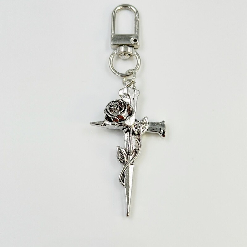Vintage Thorn Rose Cross Keychain, Fashionable Japanese and Korean Style Niche Metal Pendant, Backpack Zipper Buckle Accessory Vintage Thorn Rose Cross Keychain, Fashionable Japanese and Korean Style Niche Metal Pendant, Backpack Zipper Buckle Accessory