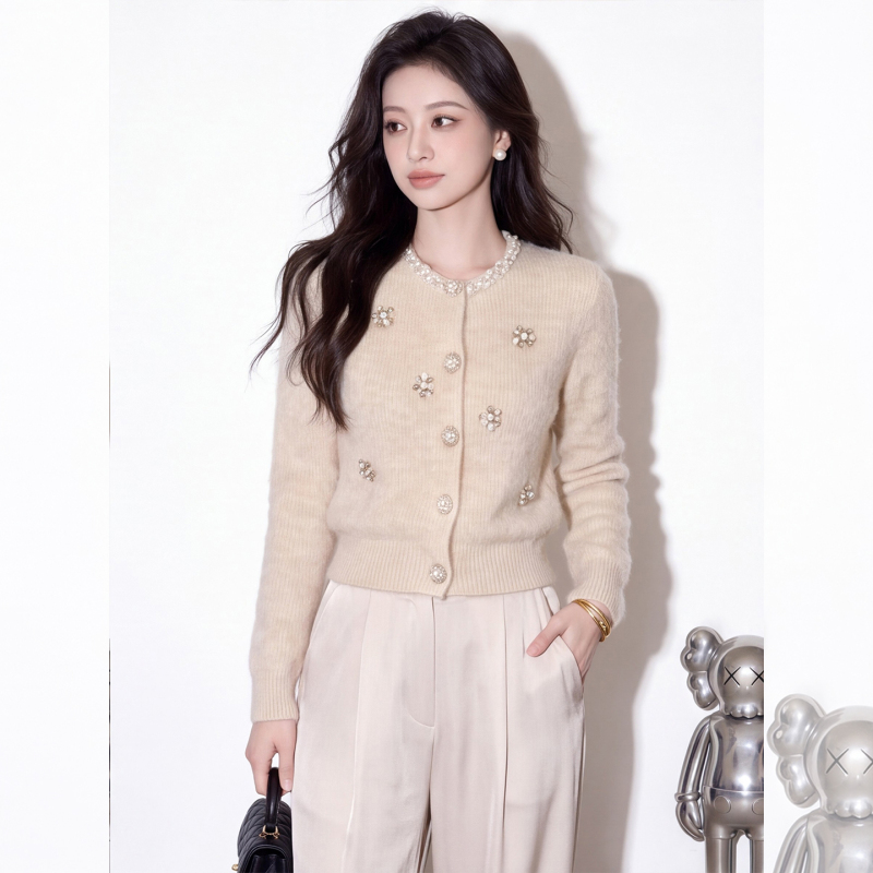 2026 Autumn Noble Style Heavy Beaded Knitted Cardigan for Women with Pearl Buttons, Gentle Sweater Coat, New Autumn Collection 2026 Autumn Noble Style Heavy Beaded Knitted Cardigan for Women with Pearl Buttons, Gentle Sweater Coat, New Autumn Collection