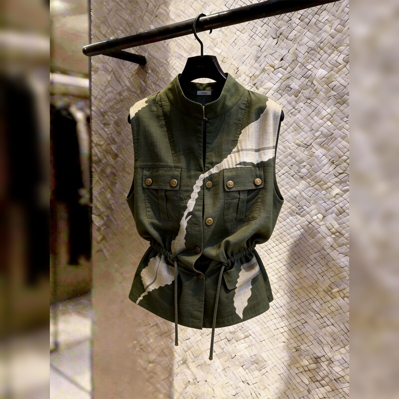 French-Style Sleeveless Waist-Cinching Vest for Women, Army Green, Single-Breasted, Multi-Pocket Design, Trendy Top, New for Summer 2026 French-Style Sleeveless Waist-Cinching Vest for Women, Army Green, Single-Breasted, Multi-Pocket Design, Trendy Top, New for Summer 2026
