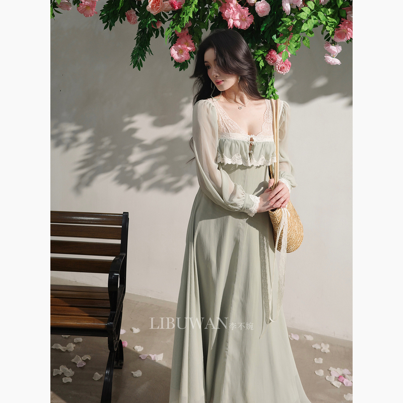 Li Buwan [Chiang Mai Darling] Shop Owner's Travel Outfit: Lace Patchwork Long-Sleeve Early Spring Design Dress