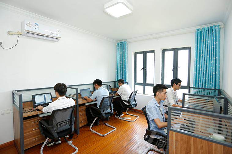 上海网站推广选择标准：网站SEO公司资质、案例与报价参考