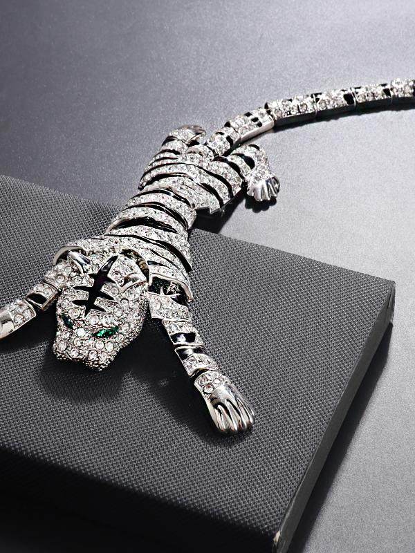 Heavy-Duty Original Exaggerated Tiger Brooch, Alloy Long Shawl Pin, Animal-Themed Bold Winter Clothing Accessory Decoration