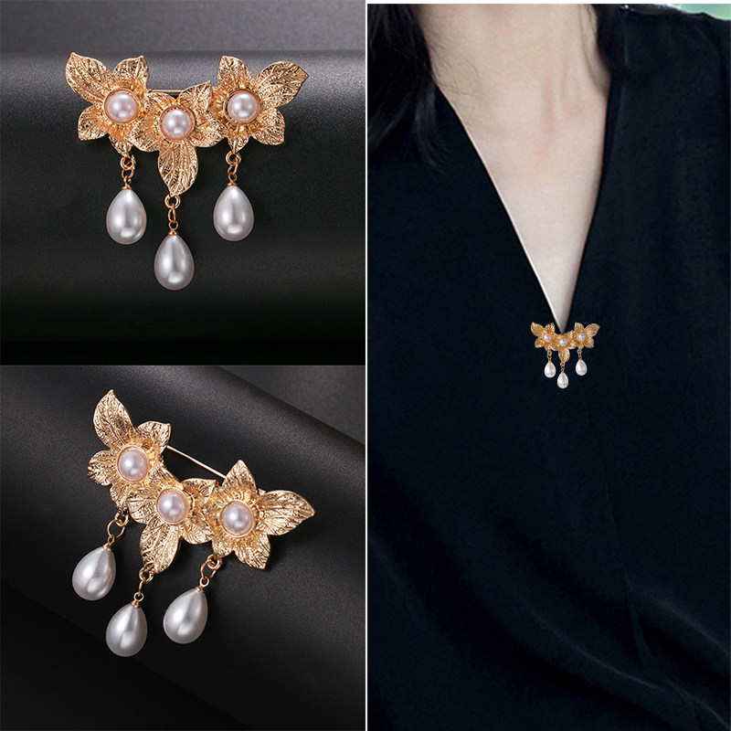 Retro-ins flow Supearl Don't pin Baroque style pendant brooch female neckline anti-walking light chest flower matching ornament