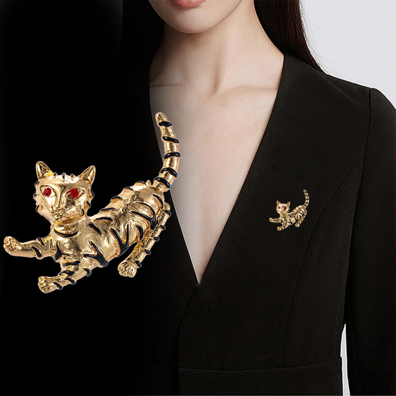 Cat painting tiger brooch women's hat skirt accessories anti-glare pin fixed deep V neck corsage trinkets
