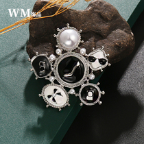 European and American Temperament Brooch Black & White Pearl Inlaid Gemstone Gemstone Round Personality Design Feeling Chest Flower West Assembly Ornament