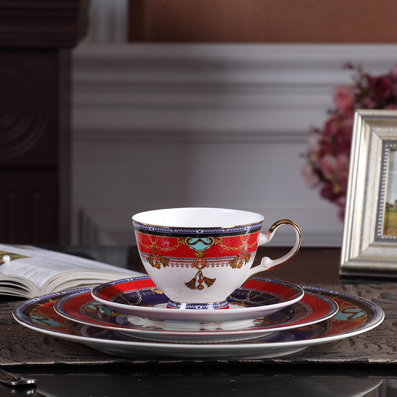 Household ceramic coffee cups and saucers suit with a spoon, small European - style key-2 luxury flowers contracted English ipads China cups tea in the afternoon