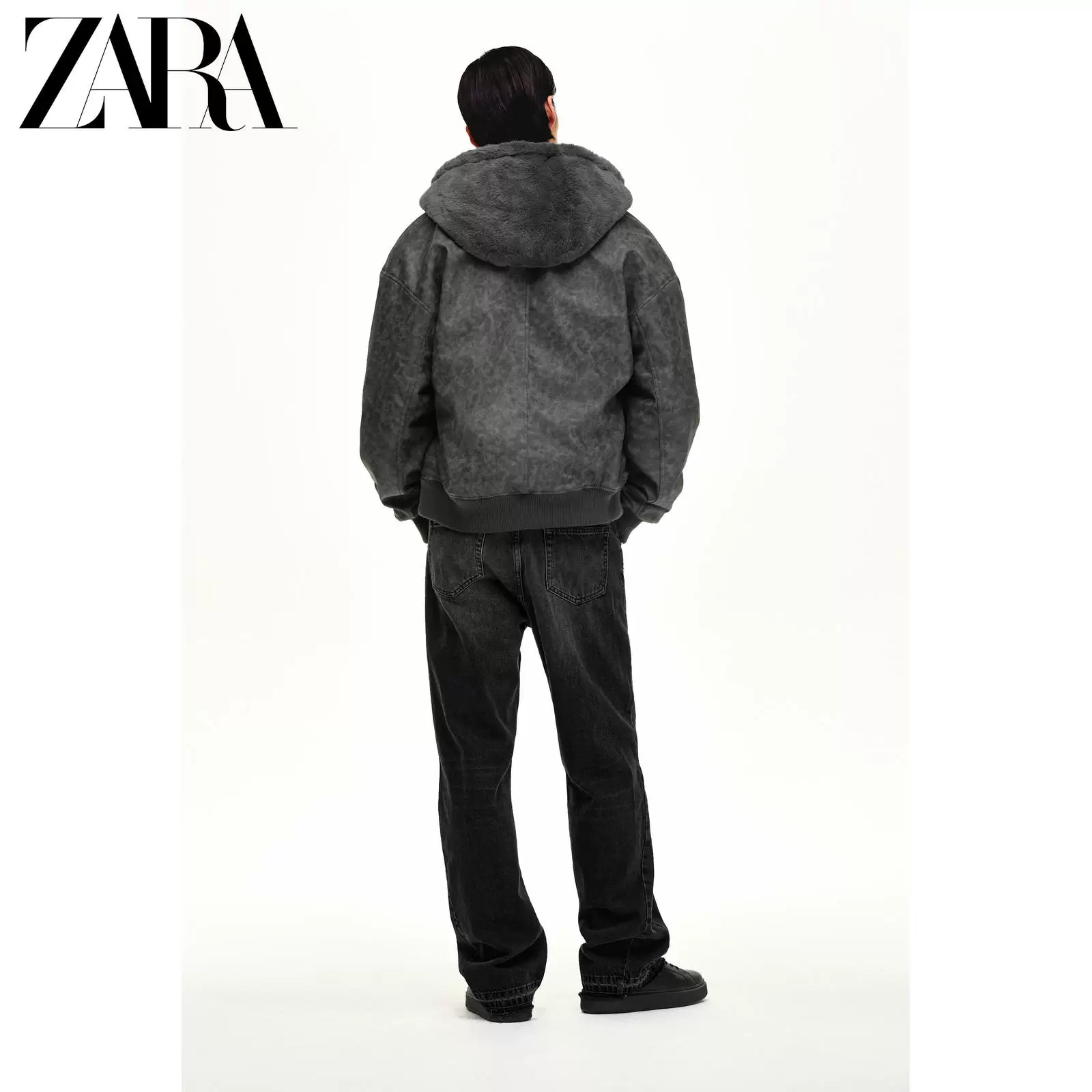 Новые поступления ZARA на осень 2025 Мужская куртка-бомбер из кожзаменителя с двусторонним эффектом 0993401 801