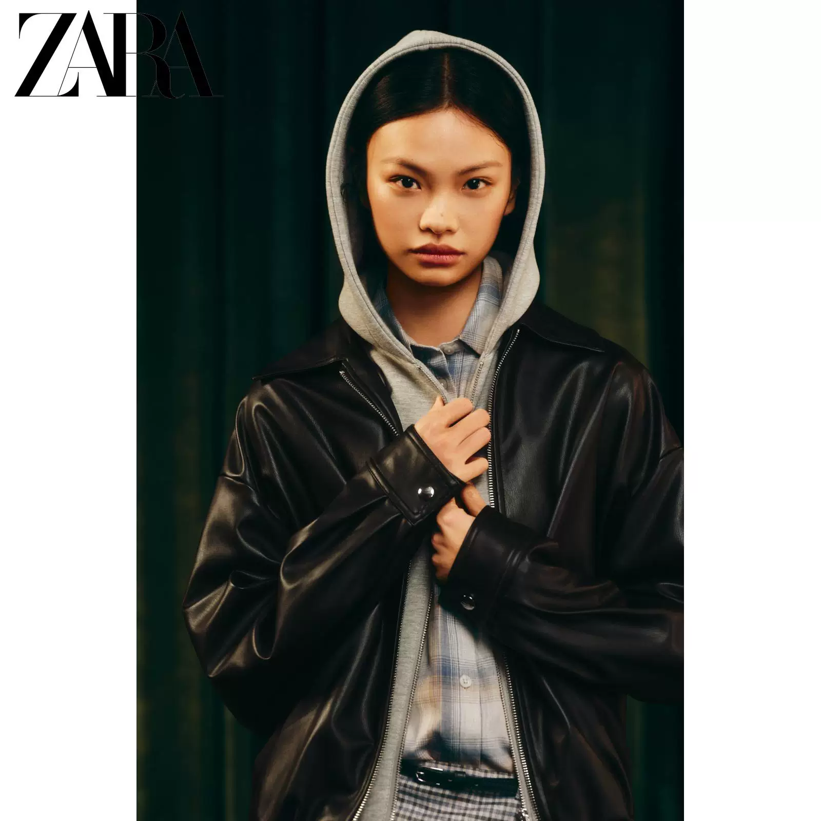 Женская жилетка кожаного эффекта с спайкой ZARA весна-лето 2026 Новинки 3046067 800