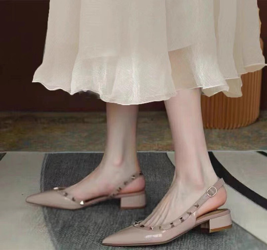 Französische Nietenschuhe für Damen im Herbst und Sommer, spitze Zehen, flacher Mund, flache Schuhe mit weichen Sohlen, nackte Schuhe mit niedrigem Absatz für Damen mit dicken Absätzen und Lackleder