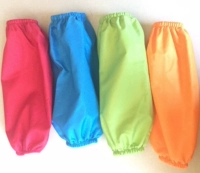 Рукава того же цвета.