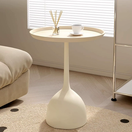 Гостиная, диван, шкаф, несколько балконных полок, светлый роскошный маленький журнальный столик, прикроватный столик, прикроватная тумбочка для спальни, креативный маленький круглый столик