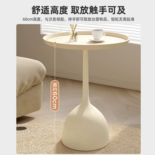 Гостиная, диван, шкаф, несколько балконных полок, светлый роскошный маленький журнальный столик, прикроватный столик, прикроватная тумбочка для спальни, креативный маленький круглый столик