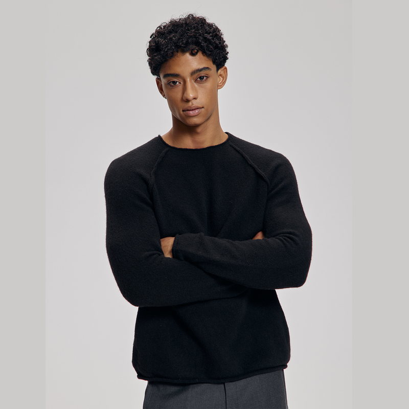 Aann Vintage-Style Cashmere Sweater with a Retro Old Money Vibe, Featuring a Unique Shoulder Design and a Simple, Understated Style