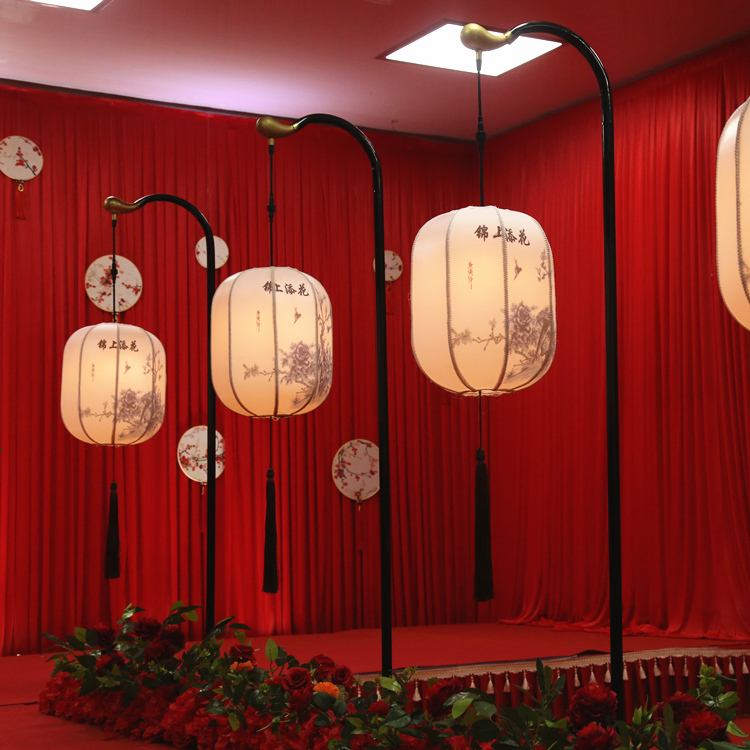 2018 New Wedding Stage Arrangement Pendulum Pieces Wedding Props Iron Art Bend Hook New Chinese Wedding Lantern Road Citation