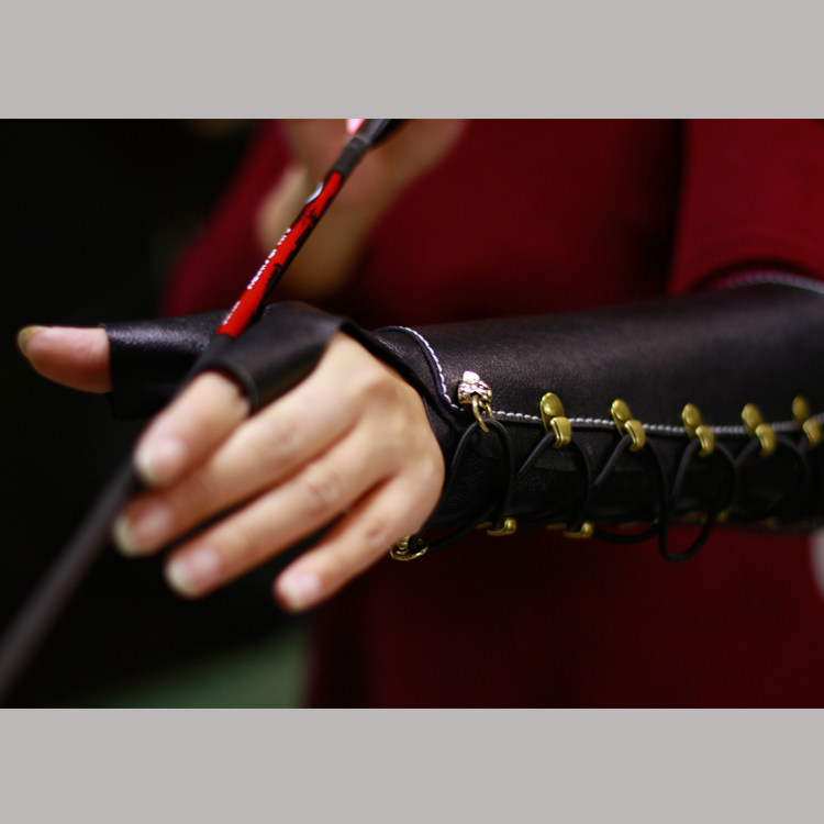 Custom archery cowhide protective gear bow and arrow beauty hunting traditional arm guard Robin Hood with finger guard all-inclusive first layer flexible cowhide
