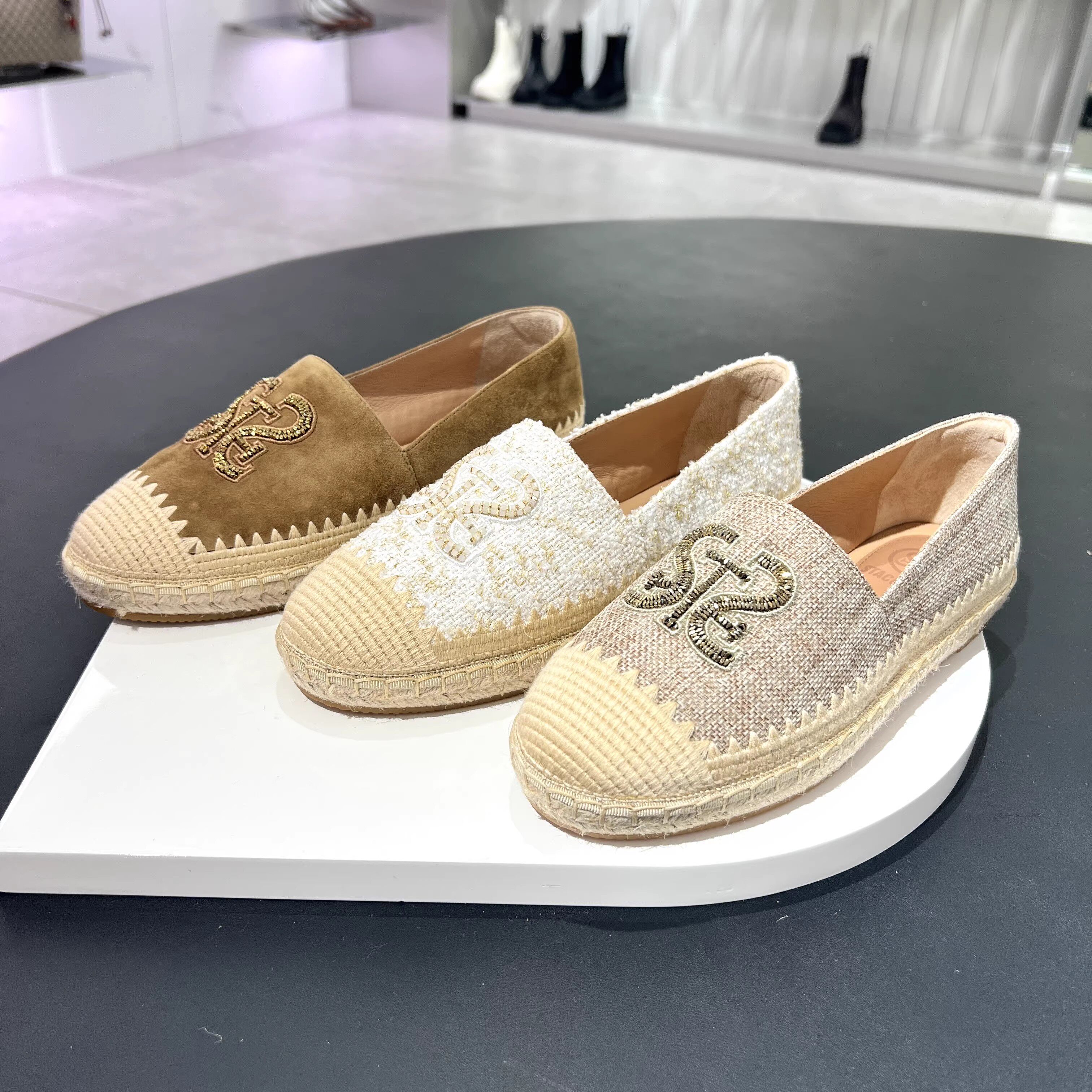 2026年春新作：小粒ゴールドバーリーシューズ、フィッシャーマンシューズ、カジュアルフラットレディースシューズ 9UA37AA6