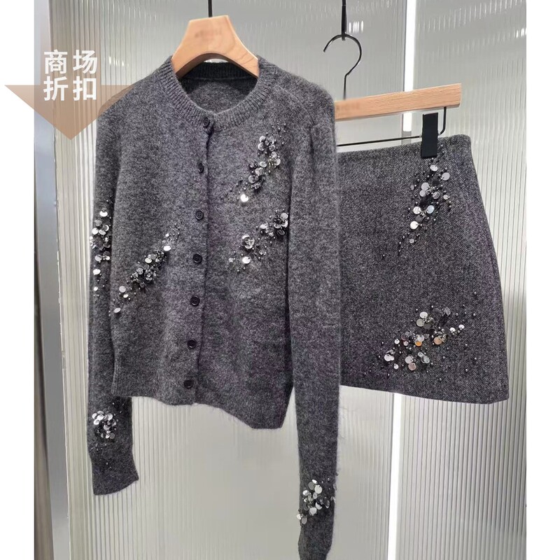 The Same Model as in the Mall, Ainuoshangyi 2025 Round-Neck High-End Gray Sequin Hand-Beaded Knit Sweater 184113 The Same Model as in the Mall, Ainuoshangyi 2025 Round-Neck High-End Gray Sequin Hand-Beaded Knit Sweater 184113