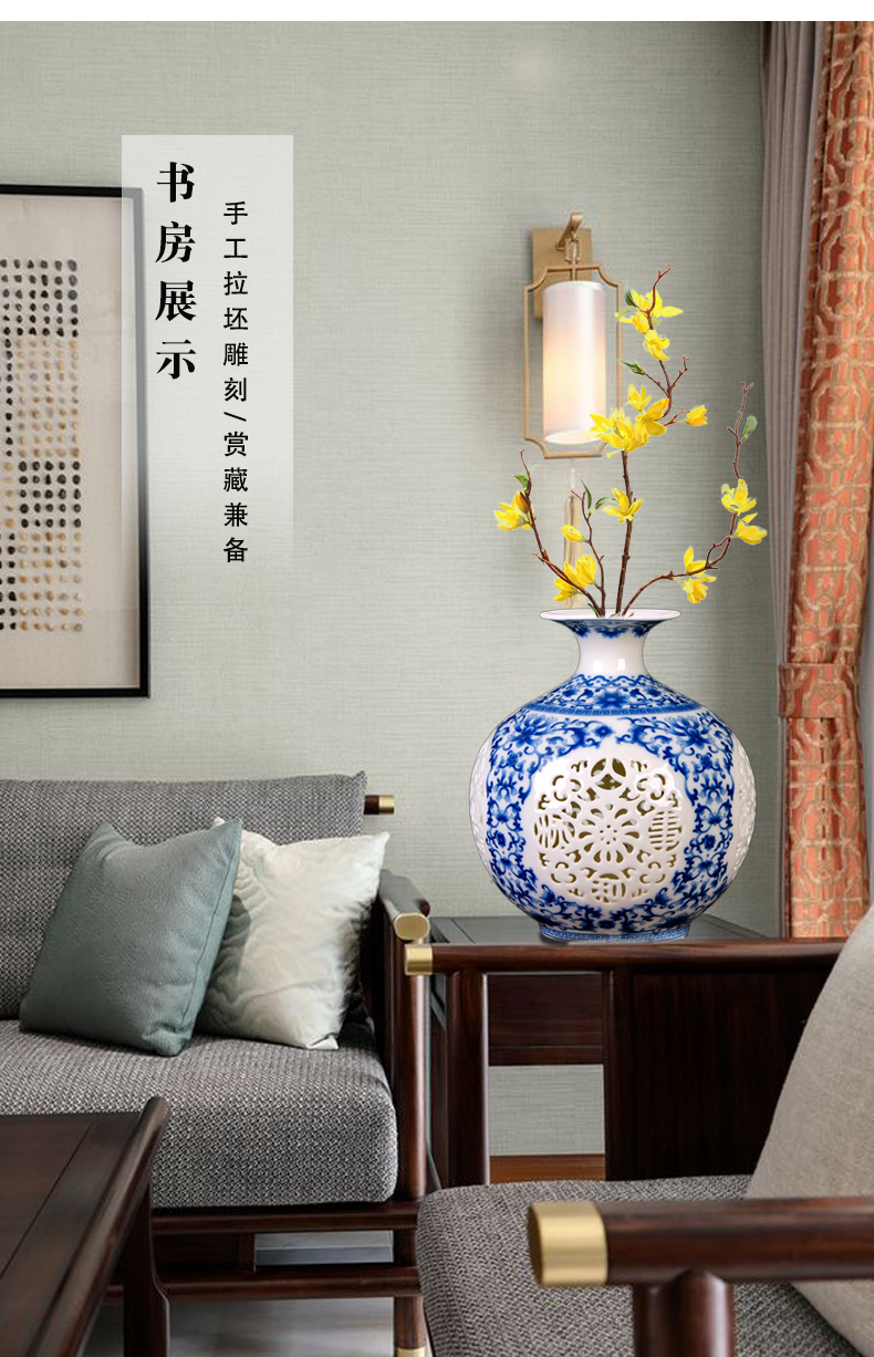 Jingdezhen ceramics furnishing articles I and contracted sitting room home decoration wedding present hollow out blue floret bottle