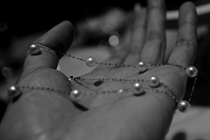 Japans akoya small bulb necklace looming between the collarbone is very smart.