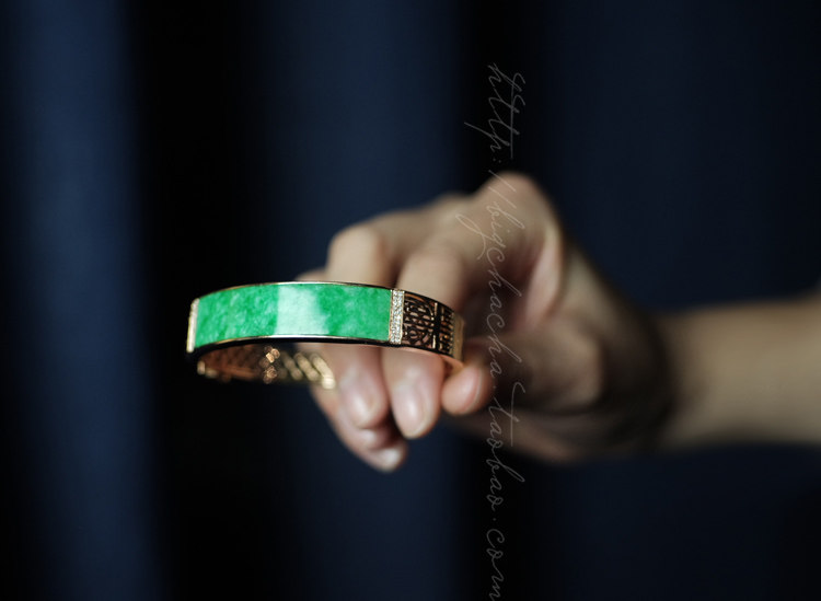 Strength player Ancient senses 18K inlaid with colors and green emerald time If there is a face that is not old, the face has been married and appreciated